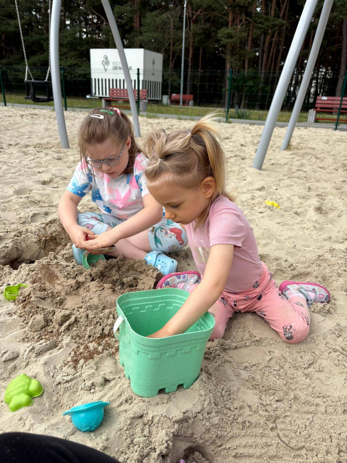 Przedszkolaki na placu zabaw